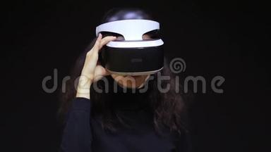 女人带着虚拟现实的<strong>VR</strong>眼镜。 虚拟增强现实头盔中的年轻女孩。 <strong>VR</strong>耳机。 未来技术概念
